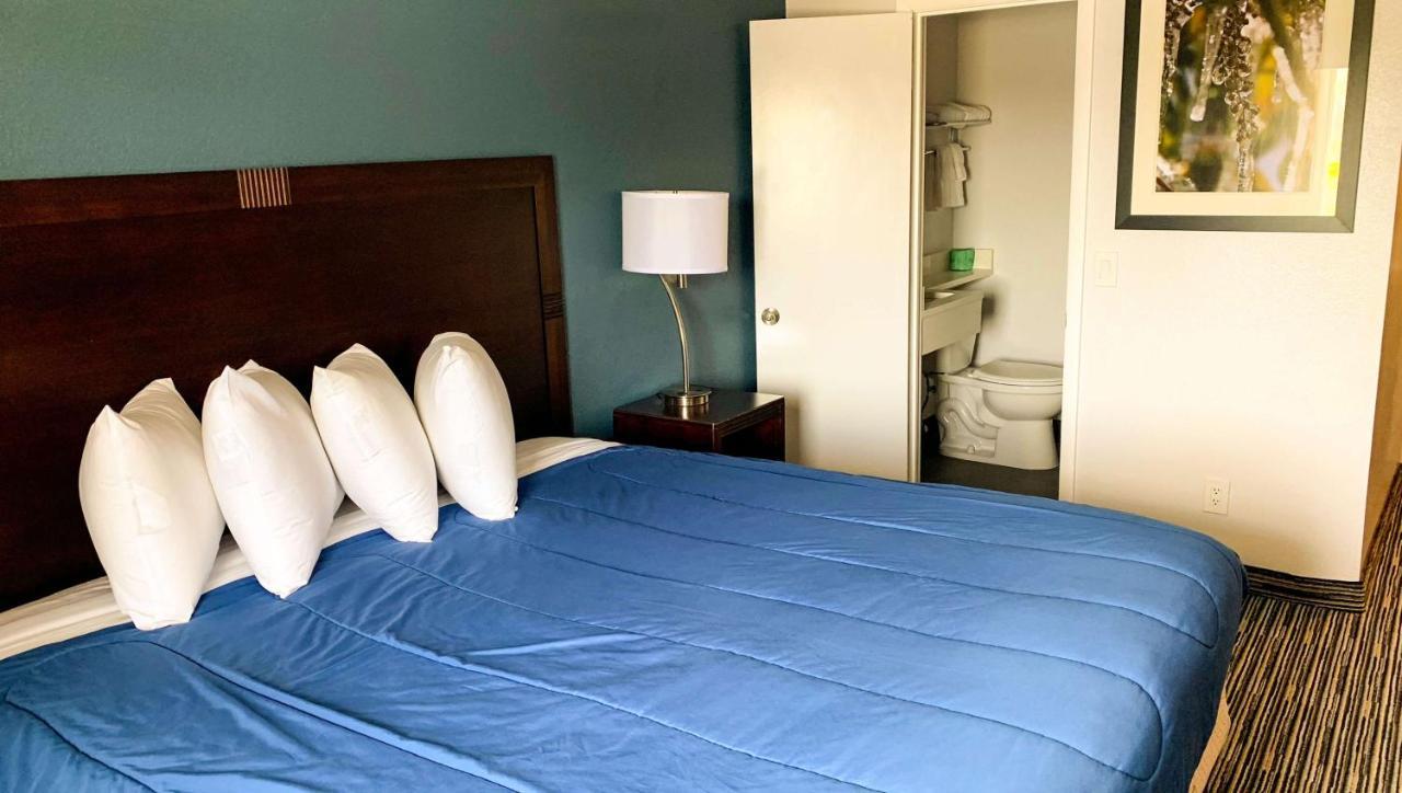 Magnuson East Hotel 2*