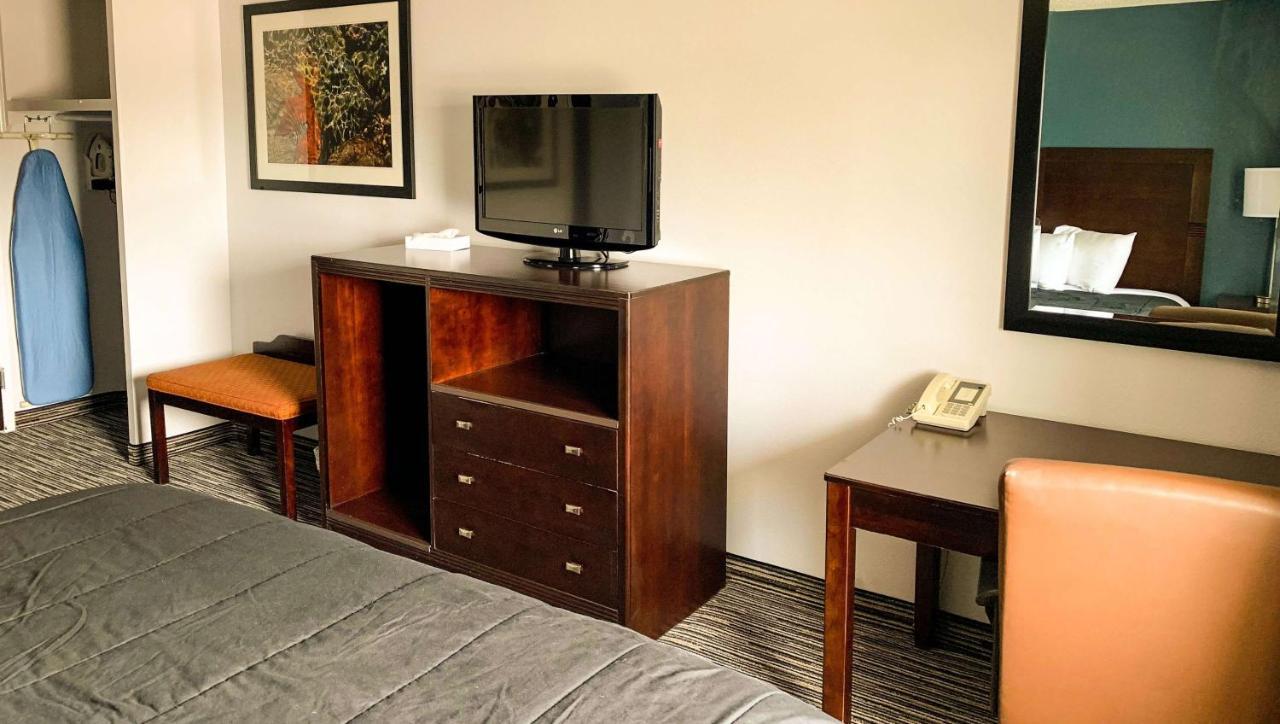 Magnuson East Hotel 2*